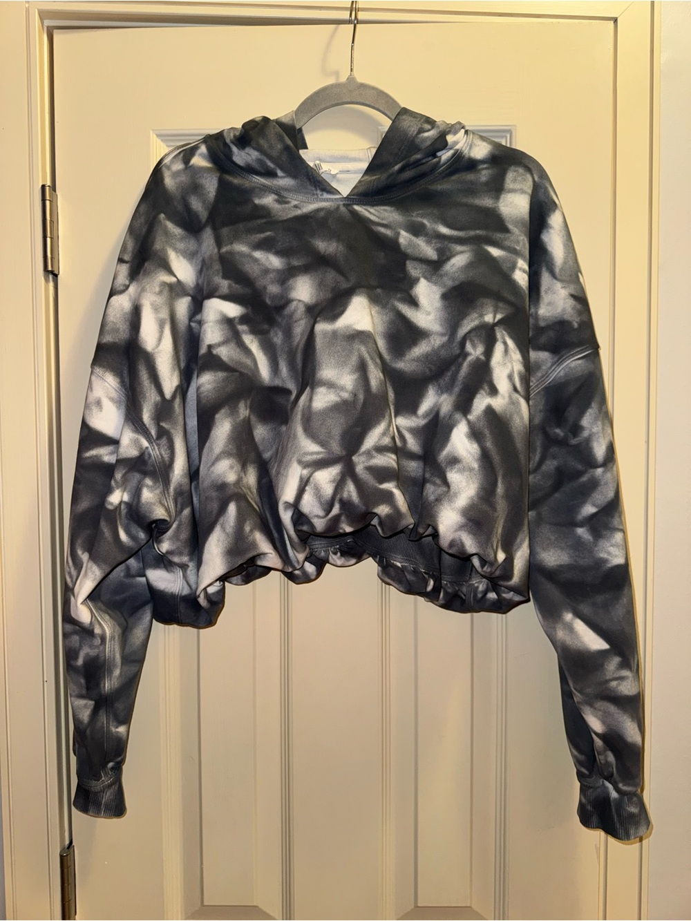 lululemon athletica Gray & White Tie-Dye Cropped Hoodie scrunched bottom